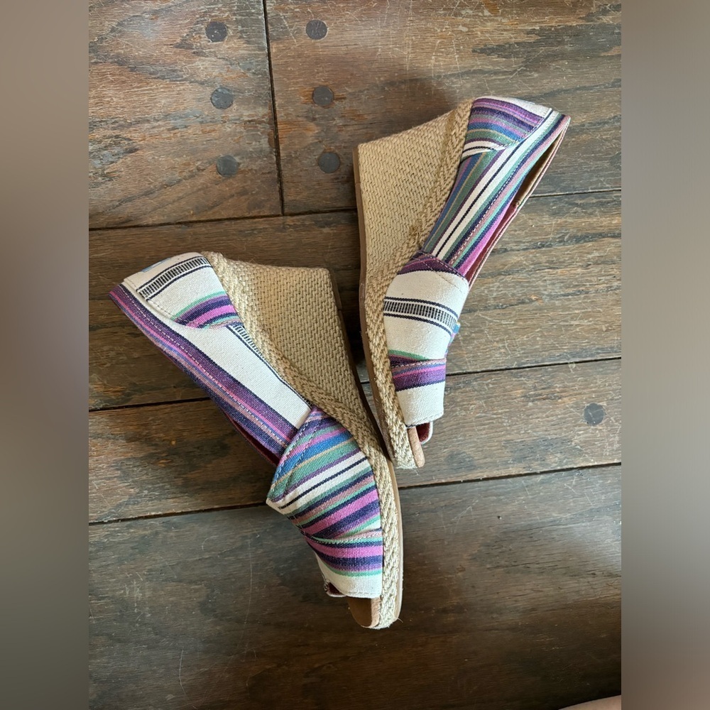 Toms Wedge Sandals Size 9 colorful striped summer Resortwear